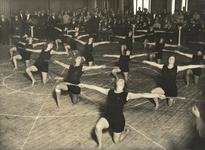 222554 Afbeelding van een uitvoering met knotsen door vrouwelijke leden van de Utrechtse Arbeiders Gymnastiekvereniging ...
